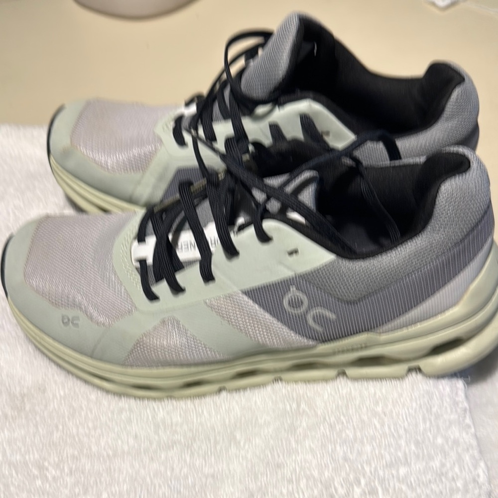 Women on cloud runners